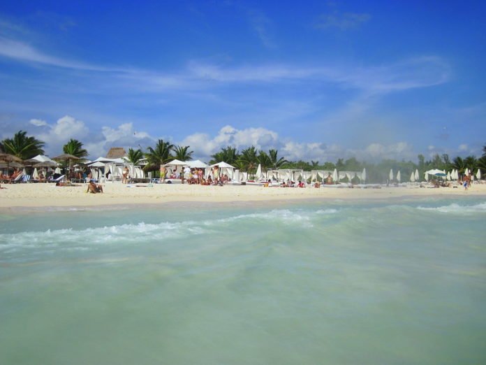 Playa Mamitas: la playa fiestera del caribe
