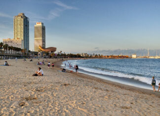 Escapadas refrescantes: Las mejores playas cerca de Barcelona Playa de Semorrostro, Barcelona