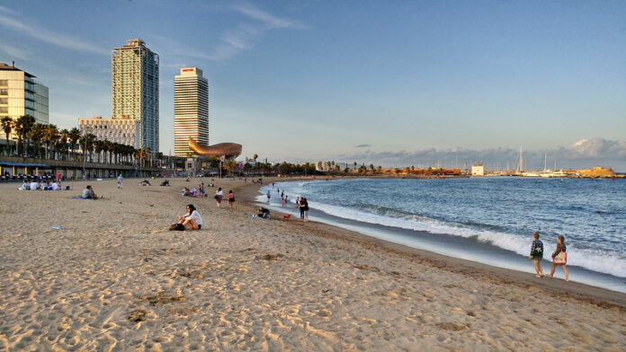 Escapadas refrescantes: Las mejores playas cerca de Barcelona Playa de Semorrostro, Barcelona