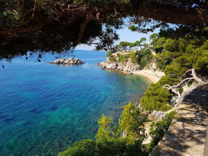 Encanto Mediterráneo: Paradisiacas Playas Cerca de Girona Playa de Aro; playas cerca de Girona