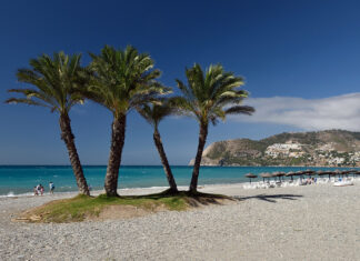 De la Alhambra a la Costa: Hermosas Playas cerca de Granada Playa de la Herradura; playas cerca de Granada
