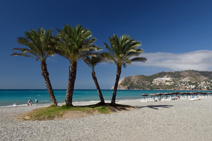 De la Alhambra a la Costa: Hermosas Playas cerca de Granada Playa de la Herradura; playas cerca de Granada
