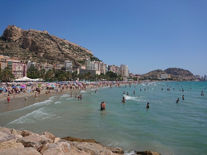 Destinos costeros imperdibles: Espectaculares playas cerca de Alicante Playa del Postiguet, Alicante
