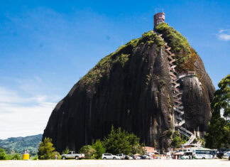 9 Cosas que hacer en Guatapé, Colombia Subir a la Piedra del Peñón