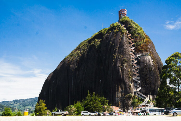 9 Cosas que hacer en Guatapé, Colombia Subir a la Piedra del Peñón