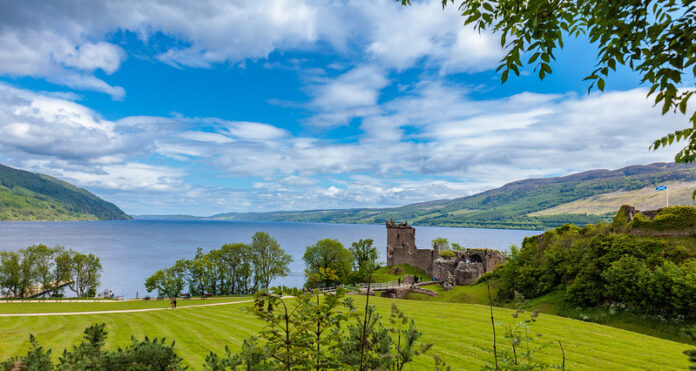 12 Mejores Atractivos Turísticos en Escocia El Lago Ness (Loch Ness) y el Castillo