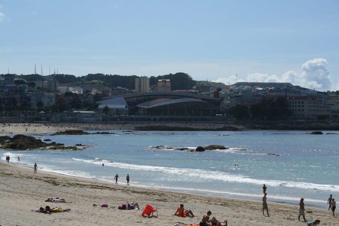 Mejores Atractivos Turísticos De La Coruña playa Riazor