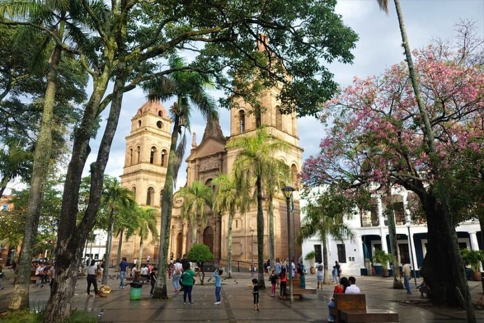 11 Mejores Atractivos Turísticos de Santa Cruz de la Sierra Plaza 24 de septiembre y Catedral de San Lorenzo