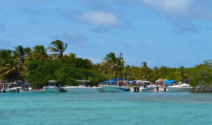 5 Playas más Cercanas a Maracaibo que debes Disfrutar Playa Tucacas (Parque Nacional Morrocoy, Falcón)