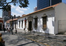 6 Mejores museos de Caracas Casa Natal del Libertador Dirección: Esquina de Traposos a San Jacinto, frente a la Plaza El Venezolano. Entrada: Generalmente es simbólica o gratuita; te recomendamos confirmar. ¡Pisar este lugar fue una de las experiencias más emotivas de nuestro viaje! Esta casa, donde nació Simón Bolívar en 1783, te transporta directamente al origen de la historia venezolana. Aunque el edificio original sufrió modificaciones, la reconstrucción mantiene el estilo colonial de la época. Caminar por sus patios, salones y ver objetos personales de la familia Bolívar, e incluso el acta de su bautismo, nos hizo sentir una conexión única con la figura del Libertador. Es una visita obligada para entender el corazón de Venezuela. La sensación de estar en el lugar donde comenzó todo es realmente poderosa.