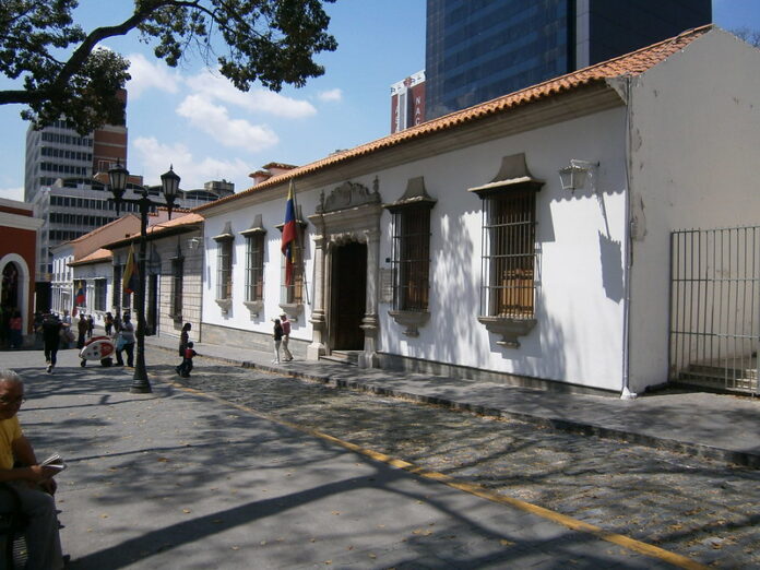 6 Mejores museos de Caracas Casa Natal del Libertador Dirección: Esquina de Traposos a San Jacinto, frente a la Plaza El Venezolano. Entrada: Generalmente es simbólica o gratuita; te recomendamos confirmar. ¡Pisar este lugar fue una de las experiencias más emotivas de nuestro viaje! Esta casa, donde nació Simón Bolívar en 1783, te transporta directamente al origen de la historia venezolana. Aunque el edificio original sufrió modificaciones, la reconstrucción mantiene el estilo colonial de la época. Caminar por sus patios, salones y ver objetos personales de la familia Bolívar, e incluso el acta de su bautismo, nos hizo sentir una conexión única con la figura del Libertador. Es una visita obligada para entender el corazón de Venezuela. La sensación de estar en el lugar donde comenzó todo es realmente poderosa.