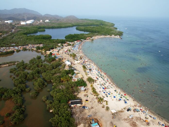 6 Mejores Playas del Estado Miranda Imagen: Hector Hernandez; https://www.flickr.com/photos/dsluser/
