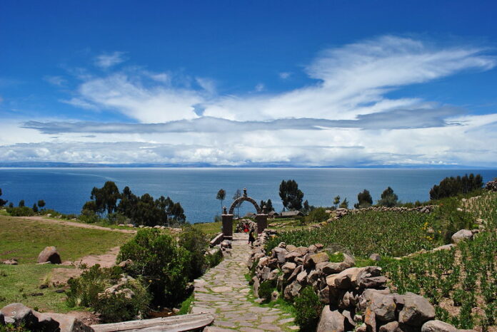 6 Mejores Rutas de Trekking en Puno Sendero Trekking en Isla Taquile